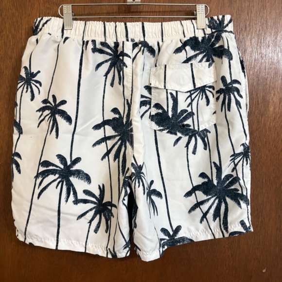 MEN'S XL SWIM SHORTS - Picture 2 of 3